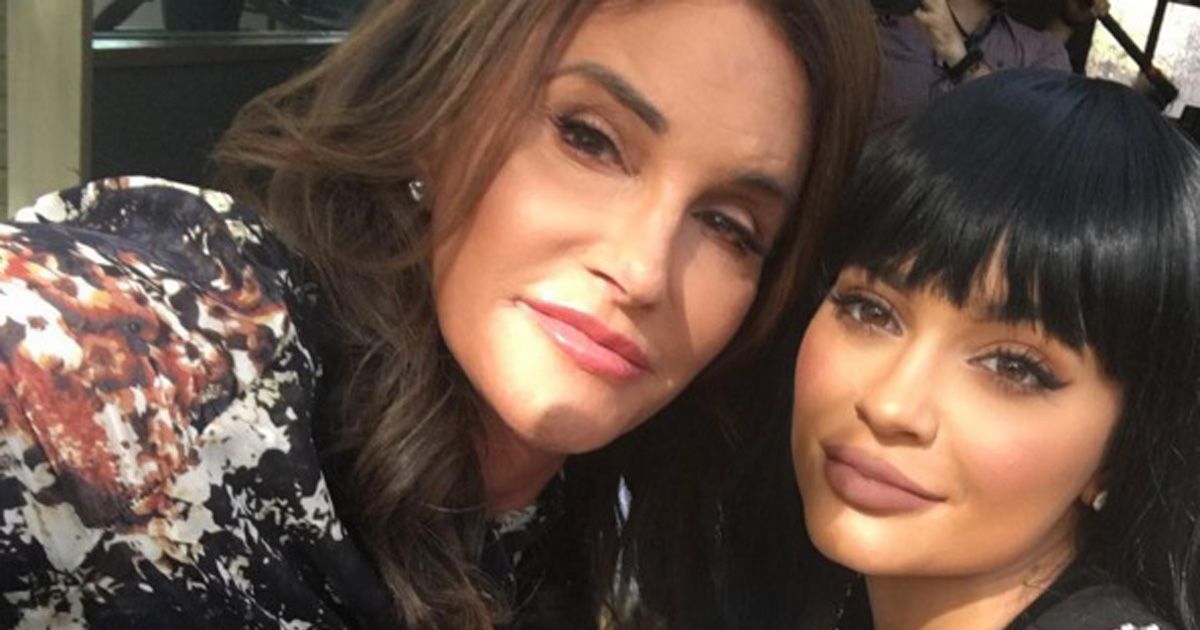 Kylie Jenner cuddles up to dad Caitlyn Jenner: 'What an amazing year ...